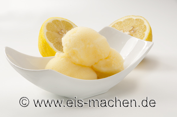 Erfischendes Zitronen-Sorbet selber machen. Die Gäste werden begeistert sein. (Foto: eis-machen.de /Erich Eggimann)